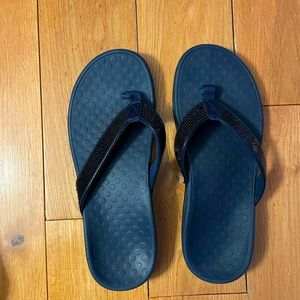 Vionic flip flops sandals